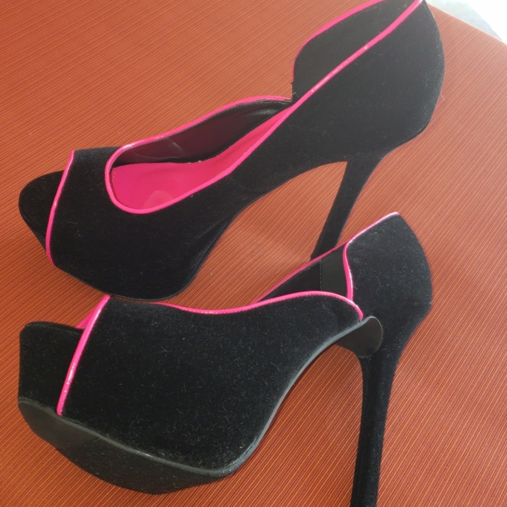 Shoes - Picture 4 of 7